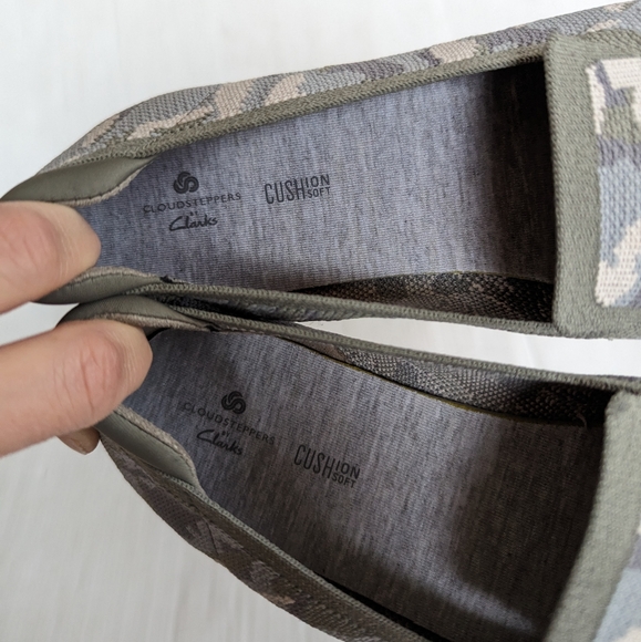 CLARKS Cloudsteppers Carly Dream Khaki Camouflage Woven Ballet Flats - Picture 9 of 11